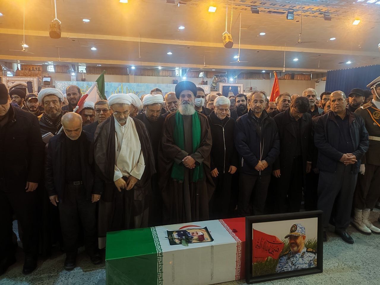 پیکر سرلشکر خلبان نصیرزاده به خاک سپرده شد/ تصویر نماز میت بر پیکر شهید + عکس