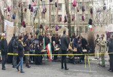 تجمع هنرمندان مقابل دفتر یونیسف؛ میناب برای ایران جان داد