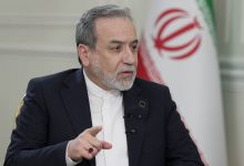 عراقچی با انتشار یک تصویر: کافی است نگاهی بیندازید، زمان خروج شما فرا رسیده...