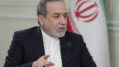 عراقچی با انتشار یک تصویر: کافی‌ است نگاهی بیندازید، زمان خروج شما فرا رسیده...