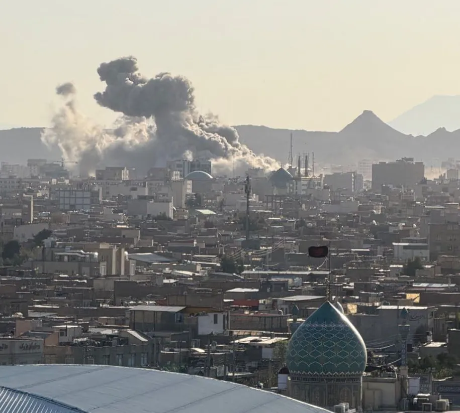 یک ساختمان در قم مورد حمله هوایی دشمن قرار گرفت