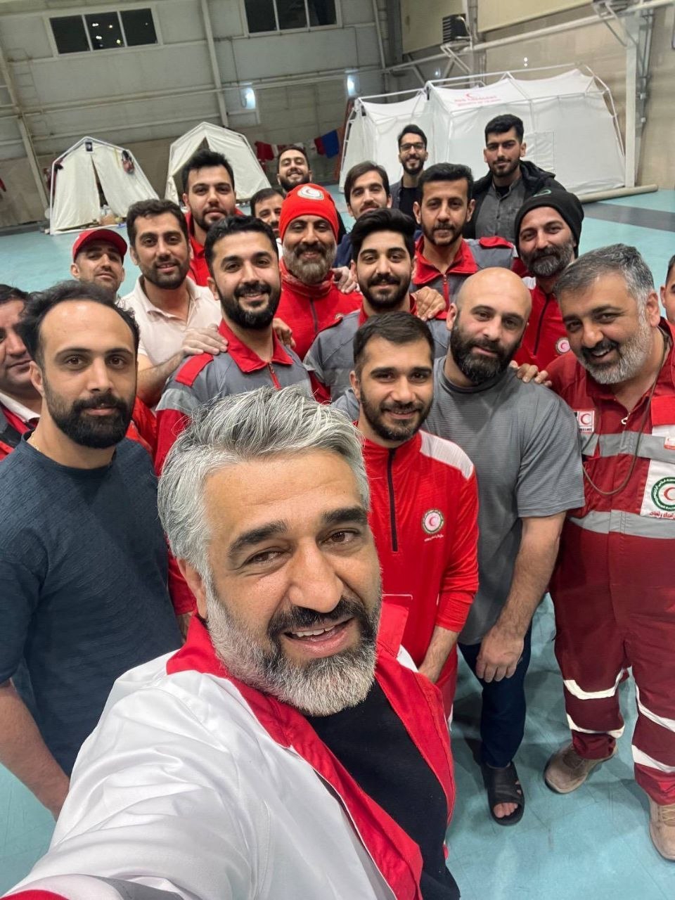 عکس | پژمان جمشیدی در جمع امدادگران هلال‌احمر