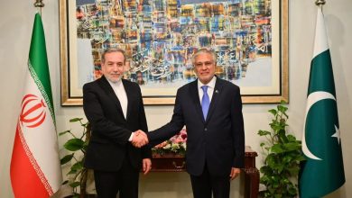 پاکستان: وزیر خارجه پاکستان در گفتوگوی تلفنی با عراقچی، بر اهمیت ادامه مذاکرات جهت رسیدگی به مسائل معوقه تأکید کرد
