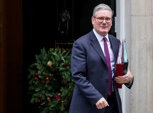 نماینده پوتین: استارمر به زودی استعفا می‌دهد؛ بوی دردسر به مشام می‌رسد اما با این حال، بینی او سفید است! / عکس