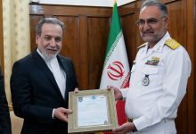 تصاویر/ اهدای لوح تقدیر فرمانده نیروی دریایی ارتش جمهوری اسلامی ایران به عراقچی