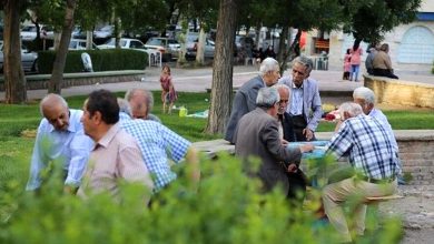 چرا حقوق بازنشستگان تامین اجتماعی در فروردین افزایش نیافت؟/ «در زمان پیری باید در انتظار یک ابلاغیه، یک ویرگول و یک بوروکراسی طولانی باشند»