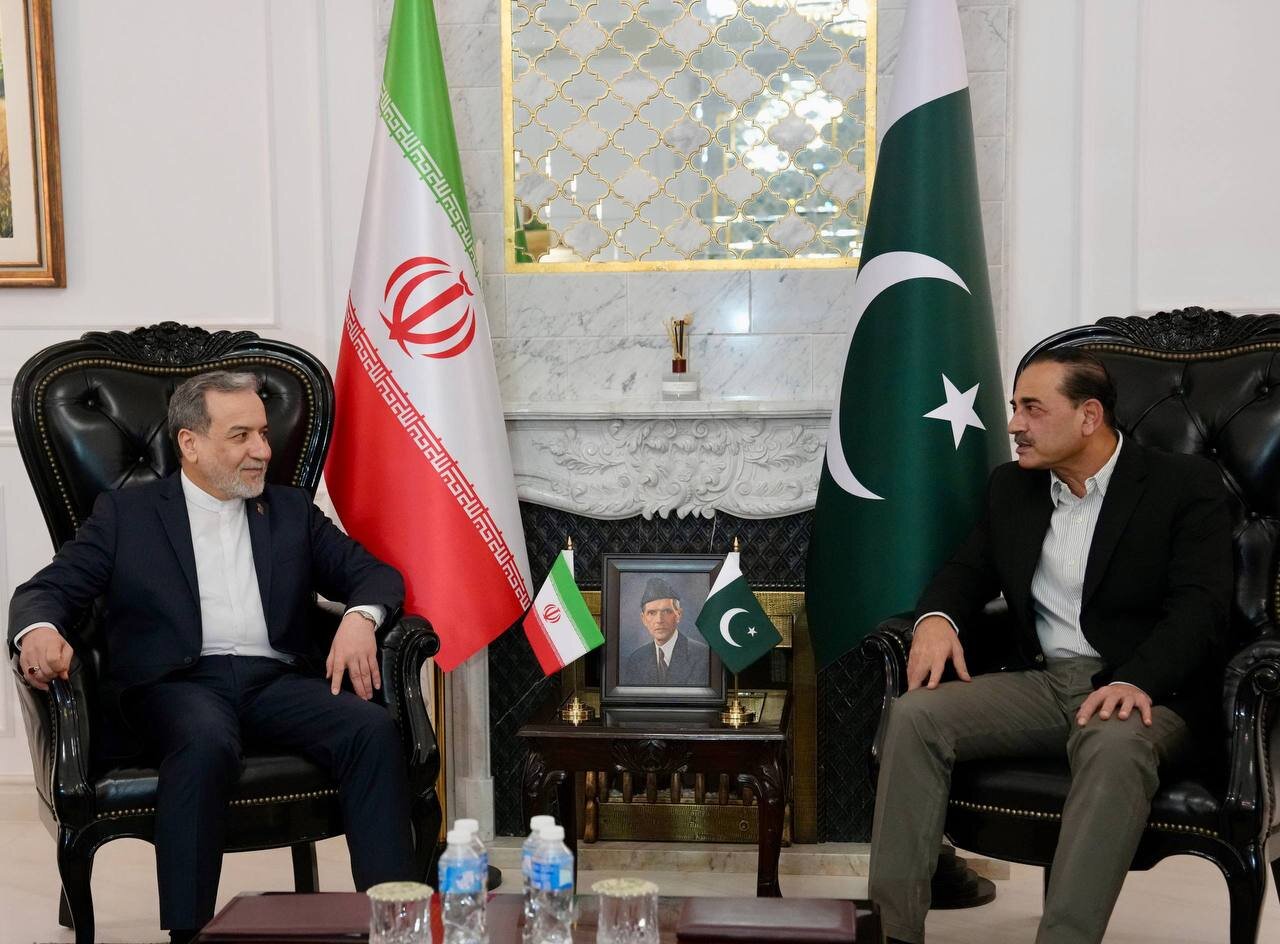 دیدار عراقچی با فرمانده ارتش پاکستان / عکس