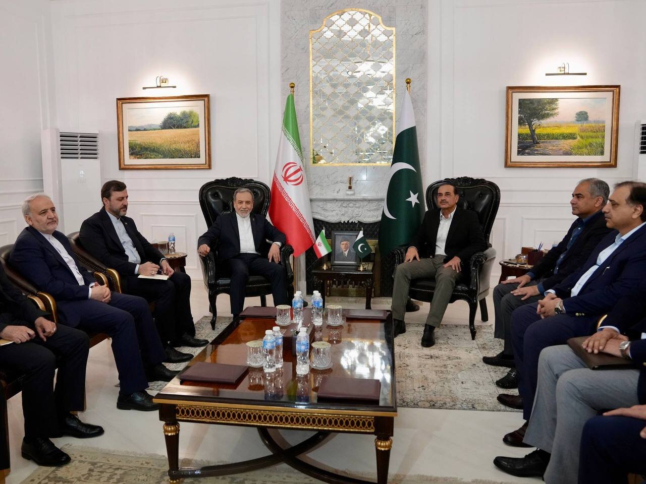 دیدار عراقچی با فرمانده ارتش پاکستان / عکس