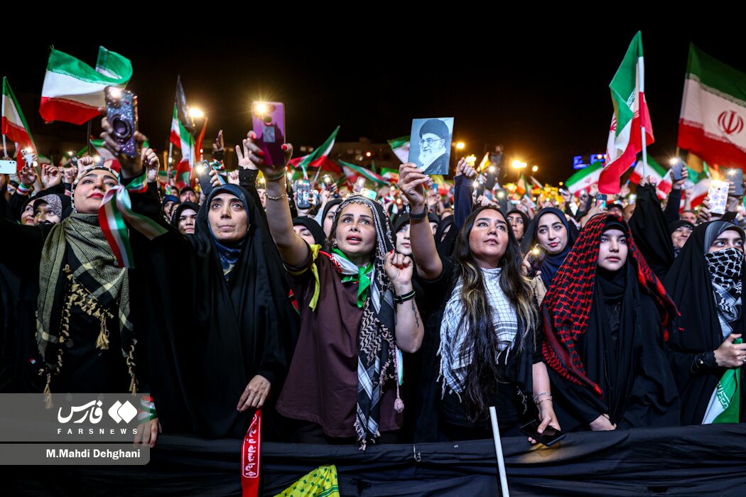 تصاویر متفاوتی از تجمع شب گذشته در میدان انقلاب/ طعنه و کنایه به دیپلماسی ادامه دارد/ اسپایدرمن با پرچم ایران