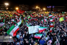 تصاویر متفاوتی از تجمع شب گذشته در میدان انقلاب/ طعنه و کنایه به دیپلماسی ادامه دارد/ اسپایدرمن با پرچم ایران