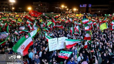 تصاویر متفاوتی از تجمع شب گذشته در میدان انقلاب/ طعنه و کنایه به دیپلماسی ادامه دارد/ اسپایدرمن با پرچم ایران