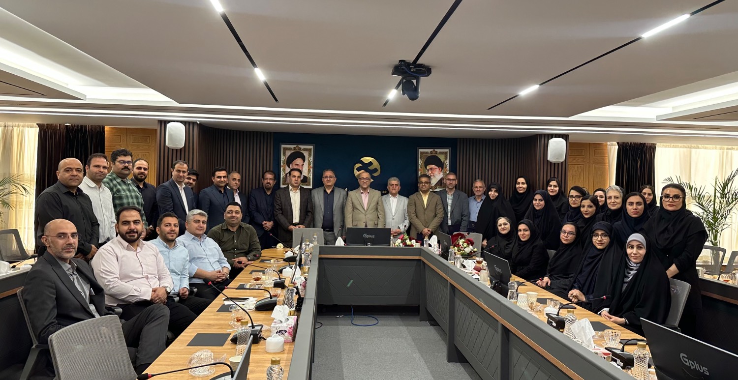 تجلیل از مدیرعامل، معاون توسعه منابع و مدیریت و استادان دانشگاهی آتيه سازان حافظ