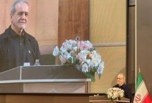 انتقاد رئیس جمهوری از «ادبیات دستوری» و رویکرد «من می‌گویم و شما باید اطاعت کنید» پزشکیان: حتما گرانی داریم؛ ما می‌جنگیم و باید سختی آن را بپذیریم/ اگر گفتگو نکنیم‌ چه کنیم؛ تا آخر دعوا کنیم؟/ راه را بستند و نفت هم صادر نمی‌کنیم