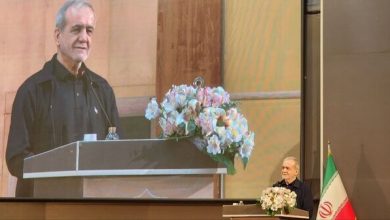 انتقاد رئیس جمهوری از «ادبیات دستوری» و رویکرد «من می‌گویم و شما باید اطاعت کنید» پزشکیان: حتما گرانی داریم؛ ما می‌جنگیم و باید سختی آن را بپذیریم/ اگر گفتگو نکنیم‌ چه کنیم؛ تا آخر دعوا کنیم؟/ راه را بستند و نفت هم صادر نمی‌کنیم