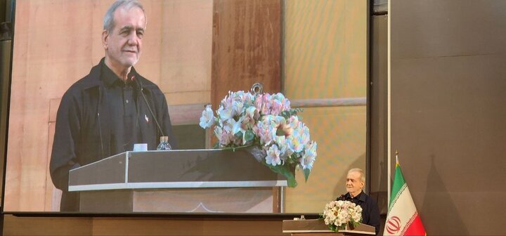 انتقاد رئیس جمهوری از «ادبیات دستوری» و رویکرد «من می‌گویم و شما باید اطاعت کنید» پزشکیان: حتما گرانی داریم؛ ما می‌جنگیم و باید سختی آن را بپذیریم/ اگر گفتگو نکنیم‌ چه کنیم؛ تا آخر دعوا کنیم؟/ راه را بستند و نفت هم صادر نمی‌کنیم