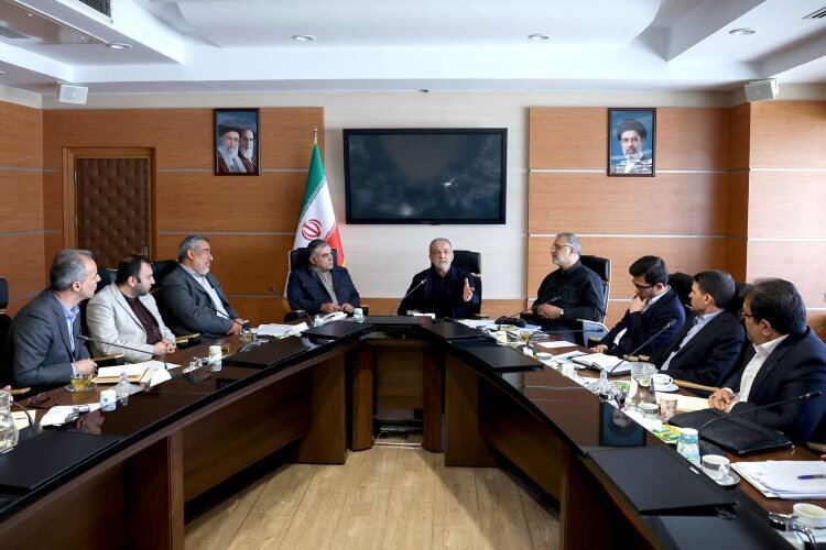 انتقاد پزشکیان از مصرف بنزین در کشور/ دولت نمی‌تواند منابع کشور را صرف واردات سوخت برای مصرف‌های غیرضروری کند
