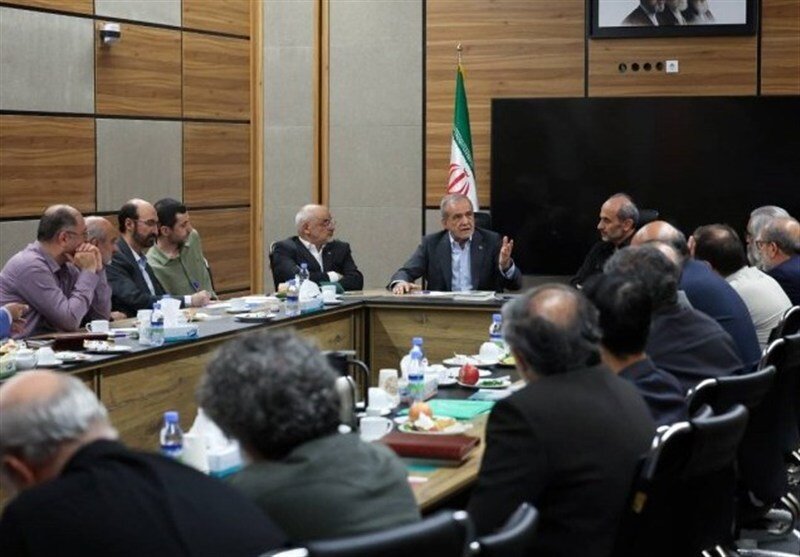پزشکیان: بدون اذن رهبری هیچ تصمیمی در کشور اتخاذ نخواهد شد/ همان بانوانی که پوشش متفاوتی دارند، در میدان‌های حمایت از انقلاب حاضر هستند