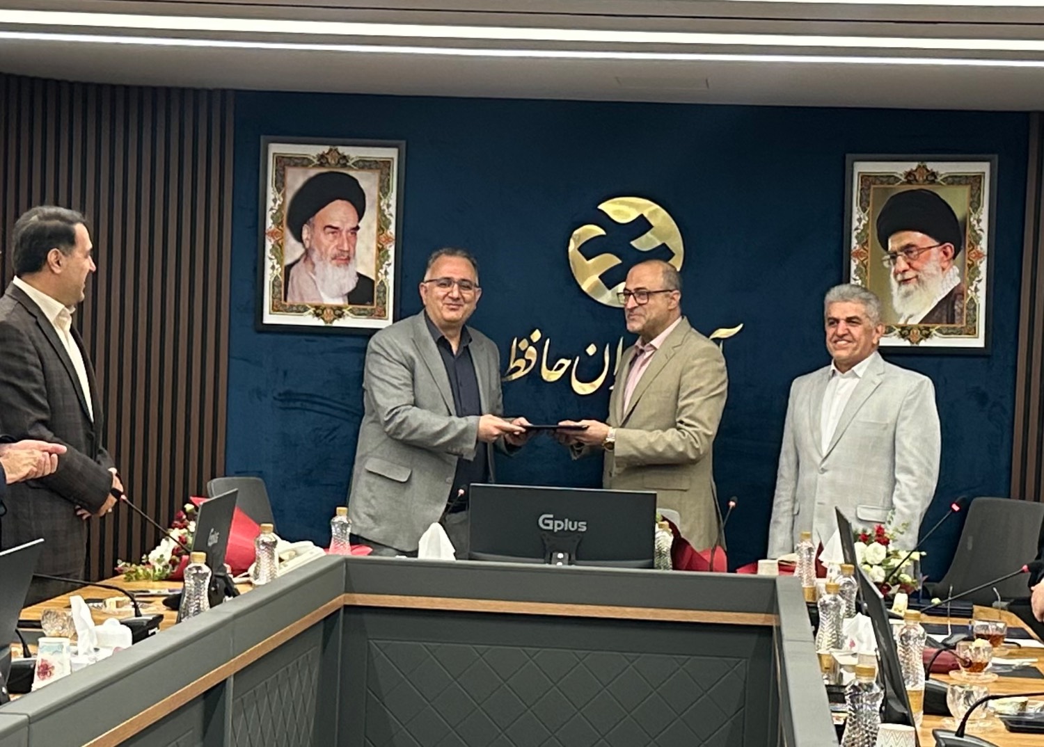 تجلیل از مدیرعامل، معاون توسعه منابع و مدیریت و استادان دانشگاهی آتيه سازان حافظ