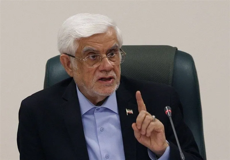 عارف: فرماندهی رهبر انقلاب و وفاداری پزشکیان به نظام بی‌نظیر است
