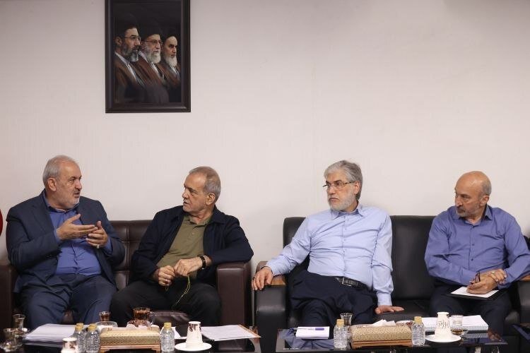 تیپ متفاوت پزشکیان در جلسه مدیریت بحران آب+ تصاویر