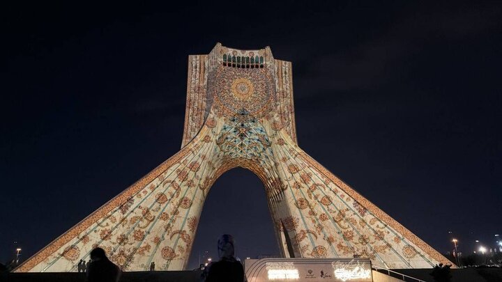تصاویر | برج آزادی با فرش‌های نفیس ایرانی مفروش شد