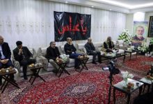 تصاویر دیدار رییس صداوسیما با خانواده علی لاریجانی؛ از عکس پدر شهیدلاریجانی بر دیوار تا حضور وحید جلیلی!