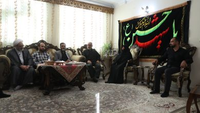 دیدار اعضای دفتر رهبر شهید انقلاب با خانواده یک شهید+ تصاویر