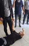 کارگر بیمار و مظلوم در مقابل قانون ومسوولین ضرب وشتم میشود