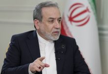 گفتگوی تلفنی وزیر خارجه با عضو شورای رهبری حماس / عراقچی گزارشی از آخرین اقدامات ایران برای توقف جنگ در منطقه ارائه و بر تداوم سیاست اصولی ایران در حمایت از فلسطین و لبنان تاکید کرد