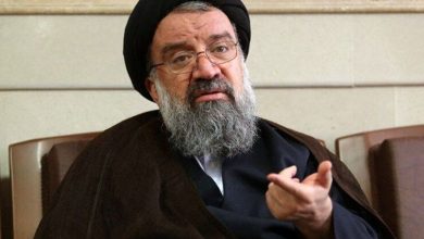 احمد خاتمی: آیت‌الله سید مجتبی خامنه‌ای در جنگ رمضان از ناحیه پا آسیب شدید دید به‌طوری که احتمال قطع پا مطرح بود، اما با تلاش کادر درمان اکنون در سلامت به سر می‌برند