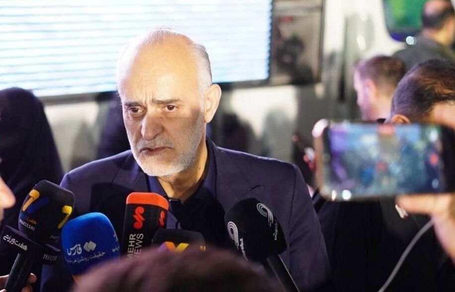 نبی، مدیر تیم ملی: روادید نیمی از ۱۵ نفر از ارکان تیم ملی که هنوز ویزا نگرفته‌اند، صادر می‌شود/ تلاش می‌کنیم که شنبه به آمریکا برویم؛ اگر نشد، یکشنبه عازم می‌شویم