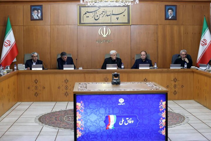 عارف: نوسان روزانه قیمتها بیش از گرانی، مردم را تحت فشار روانی قرار داده است