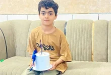 دادگستری هرمزگان: متأسفانه موشک مستقیماً به بدن شهید ماکان نصیری اصابت کرده/ حتی تار مویی هم از ماکان پیدا نشد/ پس از انجام بیش از ۱۰۰ نمونه‌برداری دی‌ان‌ای، هیچ اثری از پیکر این شهید کوچک نیست؛ فقط یک لنگه کفش و کیف پاره شده او پیدا شده