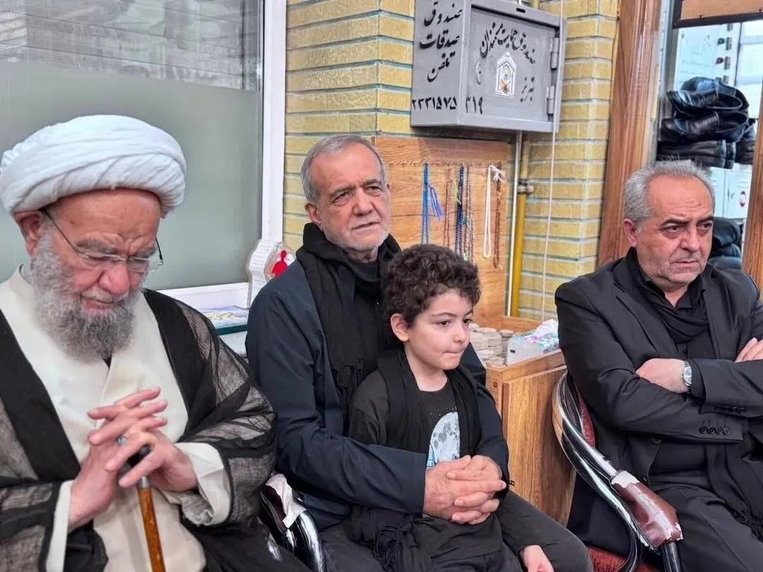 حضور پزشکیان در هیئت عزاداری امام حسین (ع) در تبریز
