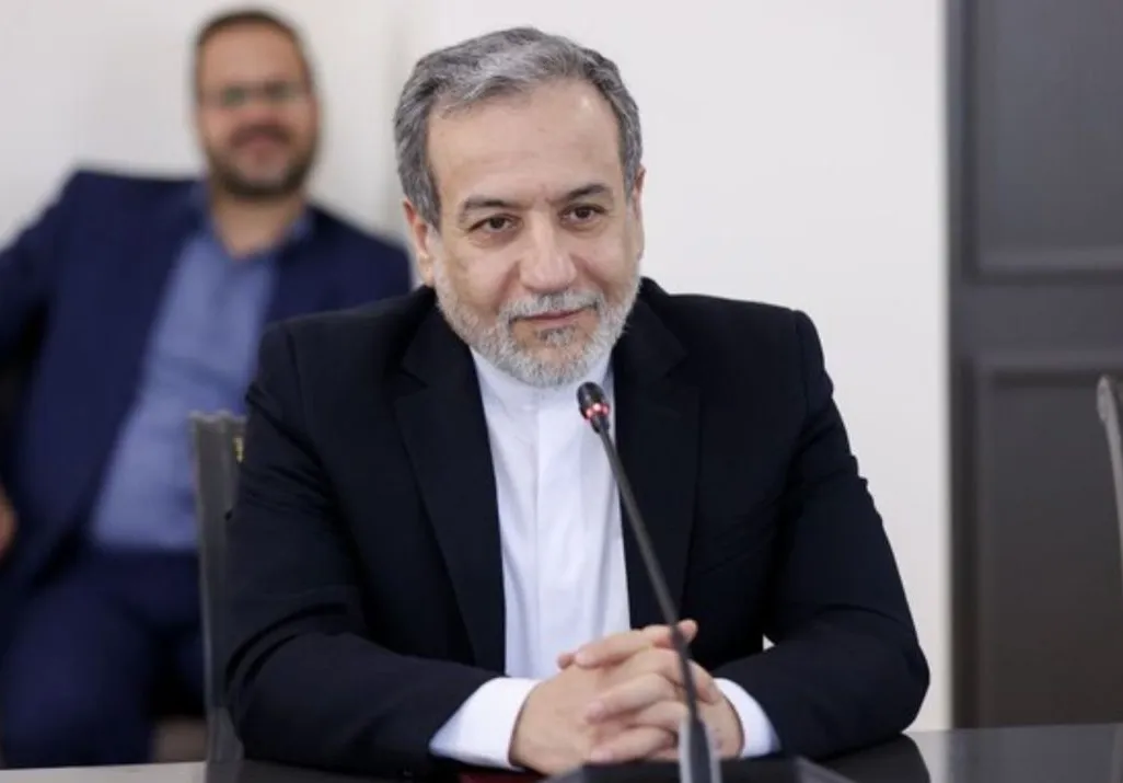 عراقچی همتای انگلیسی خود را در جریان آخرین روند مذاکرات و پیشرفت‌های حاصل‌شده در اجرای تفاهمات قرار داد / دو طرف بر تداوم رایزنی‌های دیپلماتیک تأکید کردند