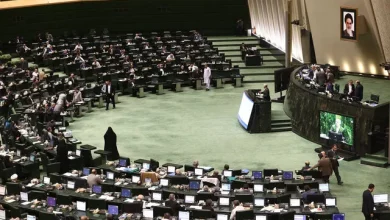 فارس: ۶۲ نماینده از تجمع مقابل مجلس انصراف دادند