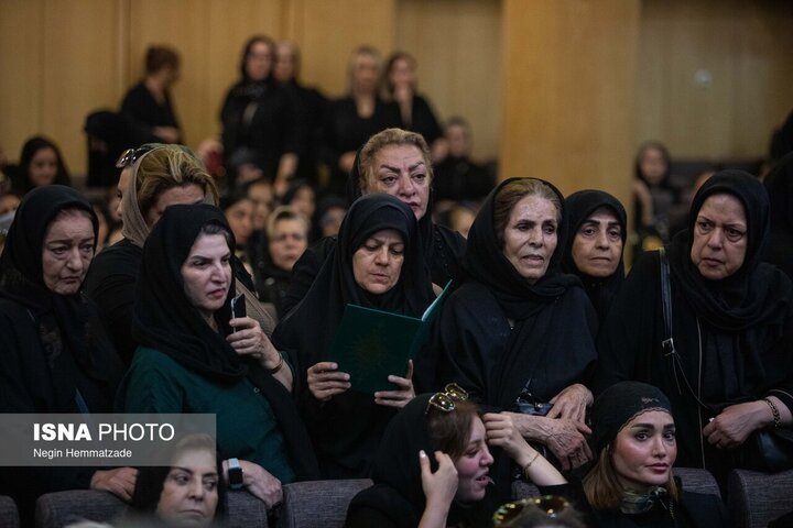 در مراسم یادبود اکبر عبدی چه گذشت؟ چهره‌های سینما، ورزش و هنر در یادبود اکبر عبدی/ از علی دایی و فردوسی‌پور تا پرستویی و جبلی