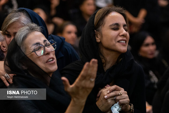 در مراسم یادبود اکبر عبدی چه گذشت؟ چهرههای سینما، ورزش و هنر در یادبود اکبر عبدی/ از علی دایی و فردوسیپور تا پرستویی و جبلی
