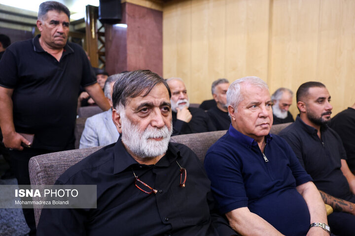 در مراسم یادبود اکبر عبدی چه گذشت؟ چهرههای سینما، ورزش و هنر در یادبود اکبر عبدی/ از علی دایی و فردوسیپور تا پرستویی و جبلی