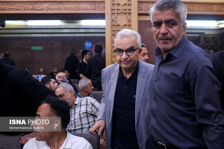 در مراسم یادبود اکبر عبدی چه گذشت؟ چهره‌های سینما، ورزش و هنر در یادبود اکبر عبدی/ از علی دایی و فردوسی‌پور تا پرستویی و جبلی