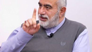 واکنش حسام الدین آشنا به سنگ پراکنی به عراقچی در مراسم تشییع رهبر شهید