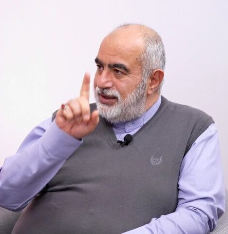 واکنش حسام الدین آشنا به سنگ پراکنی به عراقچی در مراسم تشییع رهبر شهید