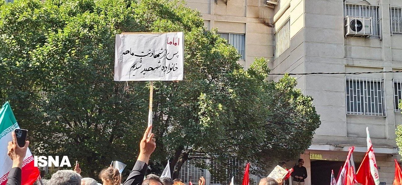 پلاکارد معنادار یک شرکت کننده در مراسم وداع با رهبر شهید انقلاب + عکس