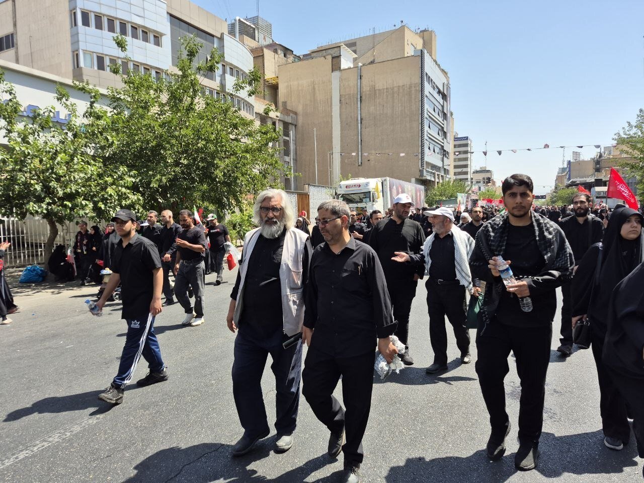 تصاویری از برادران جلیلی در حاشیه نماز بر پیکر رهبر شهید