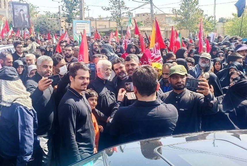 تصاویری از برادران جلیلی در حاشیه نماز بر پیکر رهبر شهید