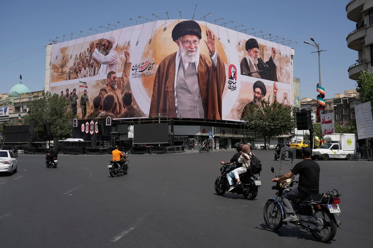از «نمایش قدرت ایران» تا «اندوه بزرگ»؛ رسانه‌های غربی مراسم تشییع آیت‌الله خامنه‌ای را چگونه روایت کردند؟ تهران تلاش دارد مراسم تشییع را به پیامی فراتر از مرزهای ایران تبدیل کند/ همه‌پرسی مردمی درباره ادامه مسیر جمهوری اسلامی/تأکید بر مطالبه «انتقام»