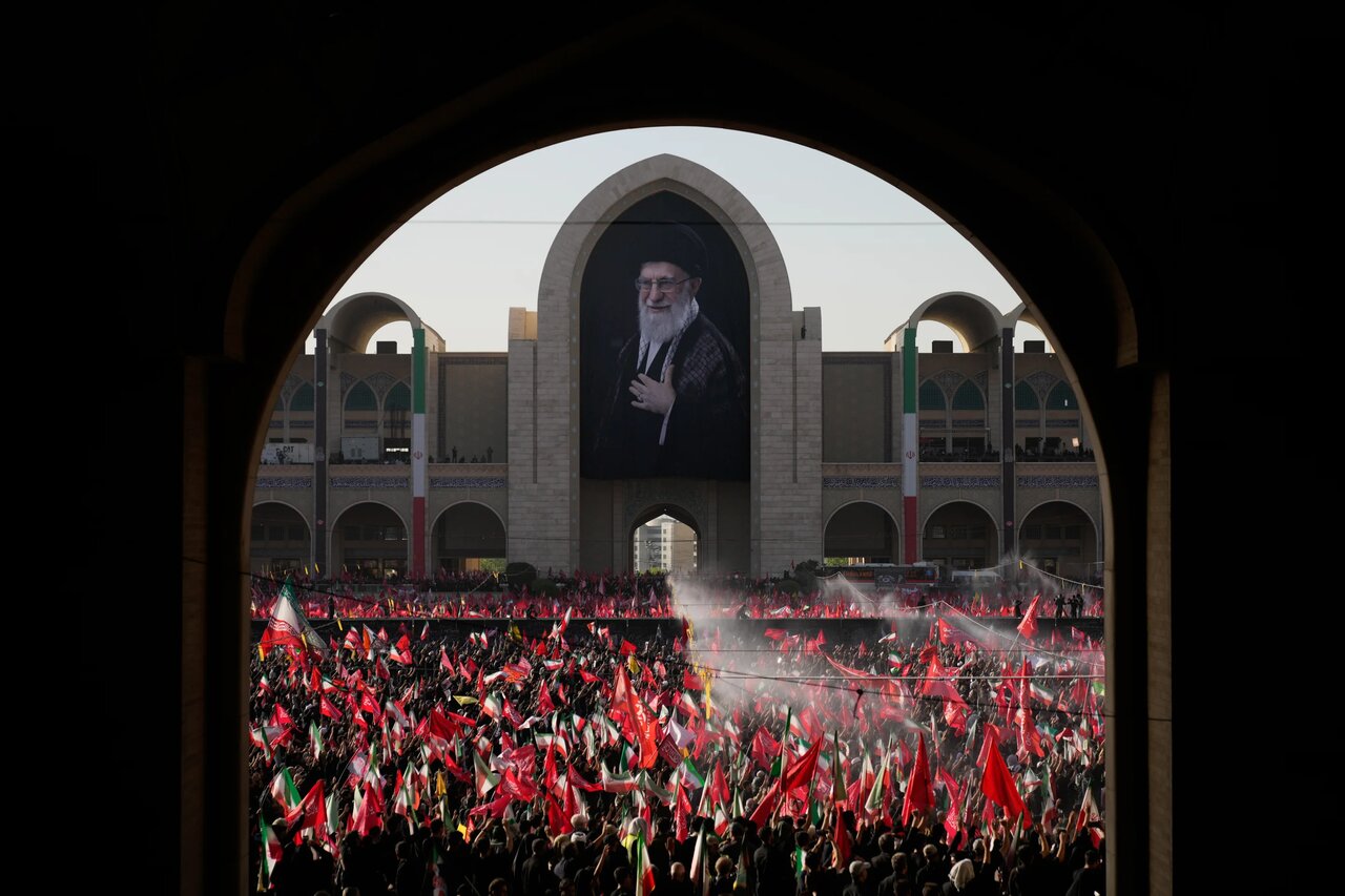از «نمایش قدرت ایران» تا «اندوه بزرگ»؛ رسانه‌های غربی مراسم تشییع آیت‌الله خامنه‌ای را چگونه روایت کردند؟ تهران تلاش دارد مراسم تشییع را به پیامی فراتر از مرزهای ایران تبدیل کند/ همه‌پرسی مردمی درباره ادامه مسیر جمهوری اسلامی/تأکید بر مطالبه «انتقام»