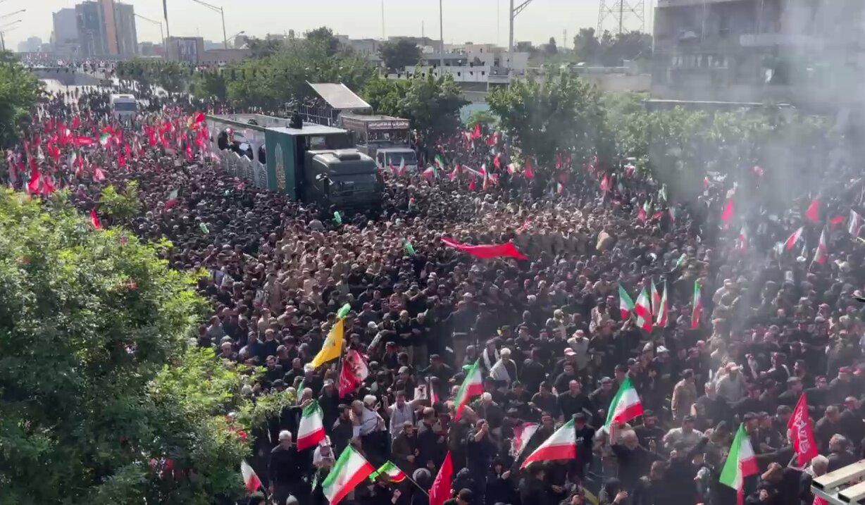 محسنی اژه ای و آملی لاریجانی در مراسم تشییع پیکر رهبر شهید انقلاب+ عکس