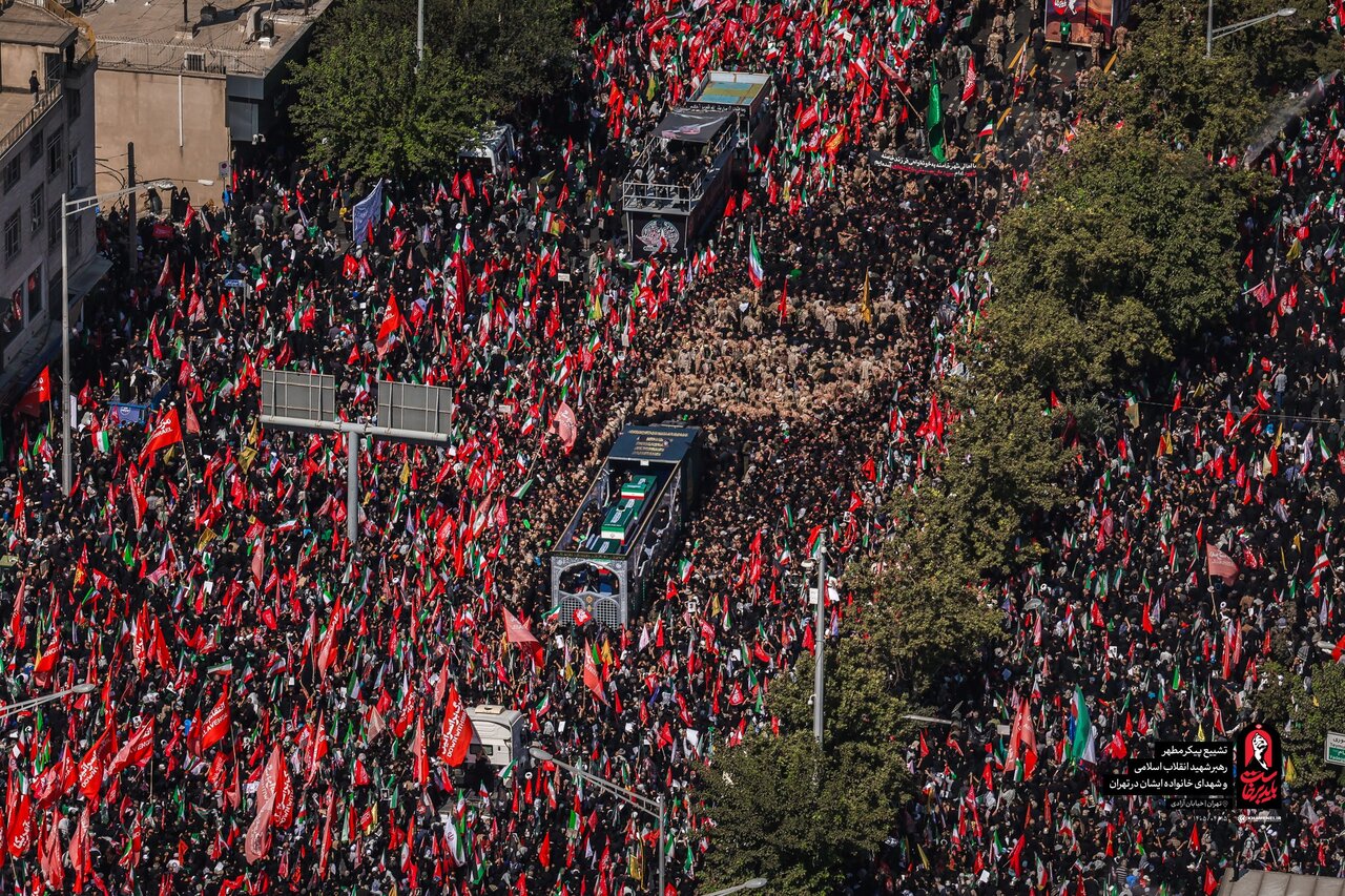 پوشش متفاوت برخی زنان در مراسم تشییع پیکر رهبر شهید انقلاب