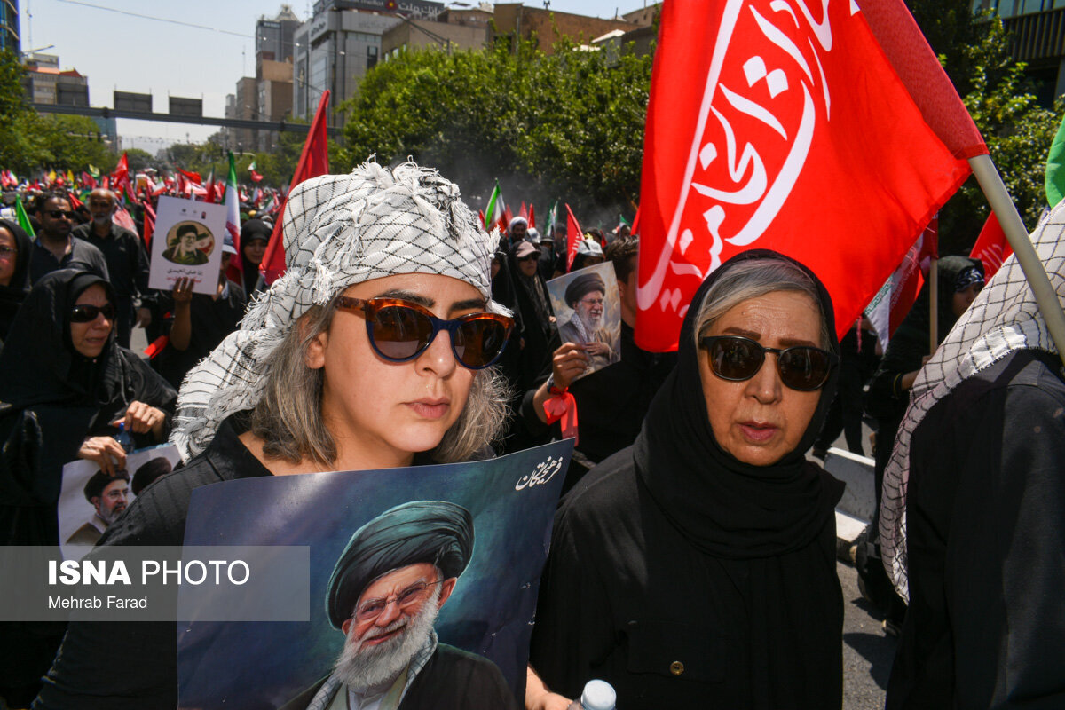 پوشش متفاوت برخی زنان در مراسم تشییع پیکر رهبر شهید انقلاب